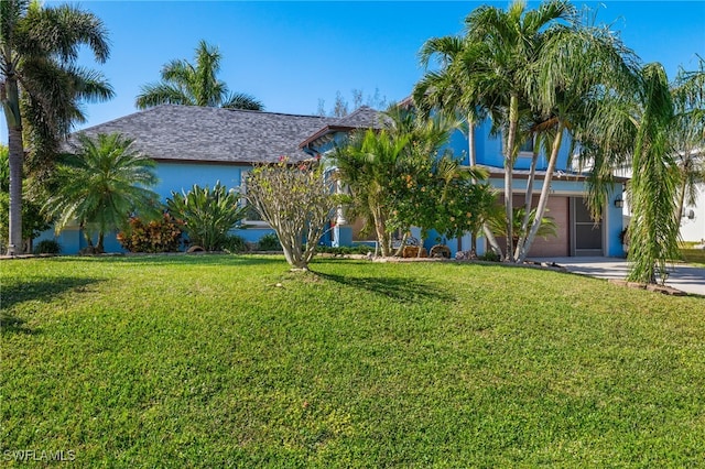 view of front of house featuring a front lawn