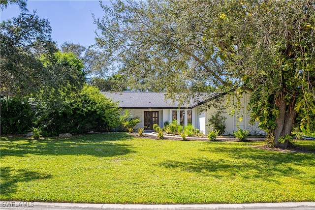 view of front facade featuring a front lawn