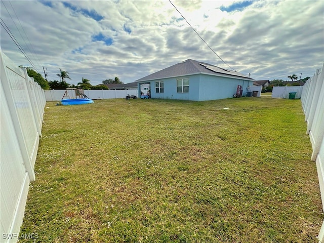 view of yard featuring a pool