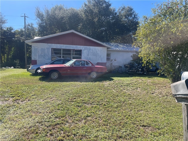 view of side of property featuring a lawn