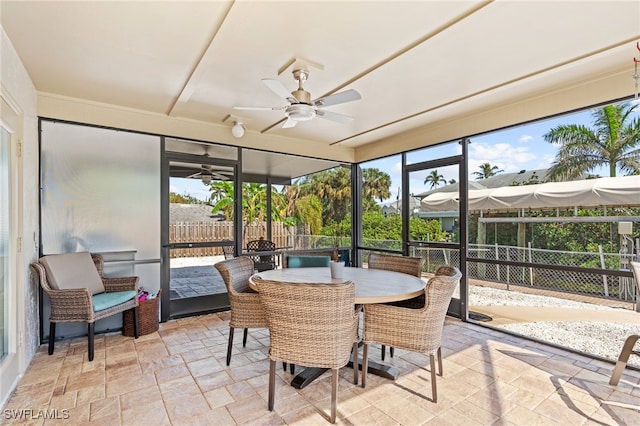 sunroom with ceiling fan