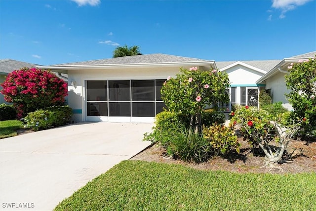 view of front facade with stucco siding and driveway