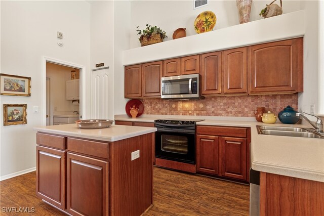 kitchen with black range with electric stovetop, sink, dark wood-type flooring, a high ceiling, and a kitchen island