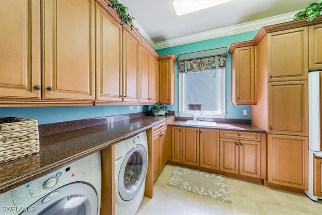 laundry room featuring sink, cabinets, independent washer and dryer, and crown molding