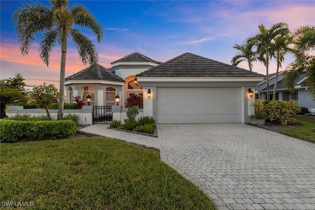 view of front of home featuring a yard and a garage