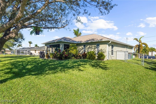 view of front of property featuring a front lawn