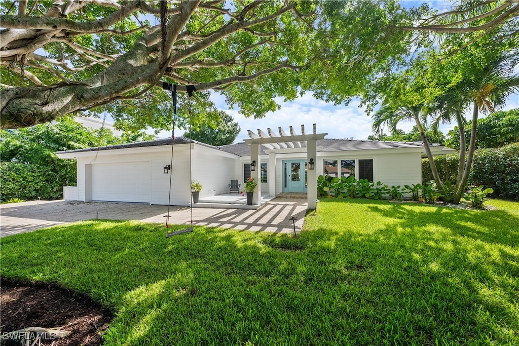 view of front of house featuring a front yard and a garage