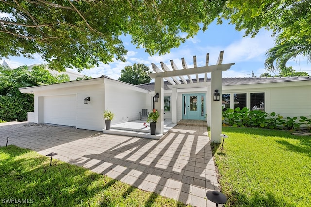 view of front facade with cooling unit, a front lawn, and a garage