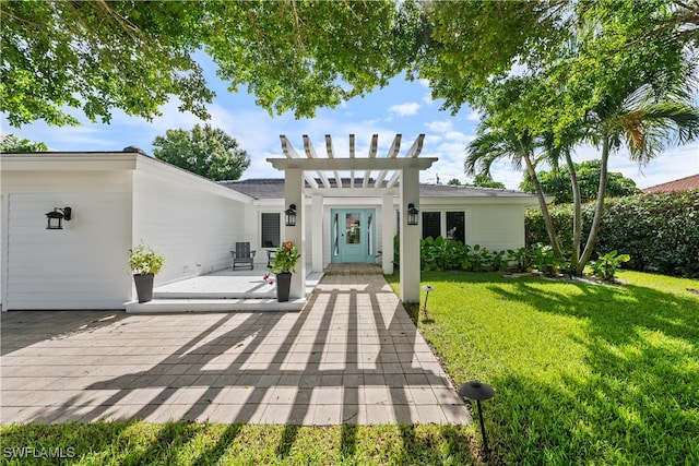 view of front facade featuring a patio area and a front yard