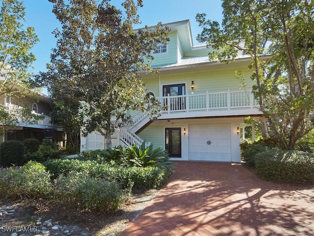 view of front facade featuring a garage