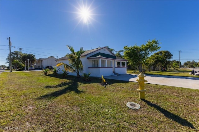 view of front of property with a front lawn