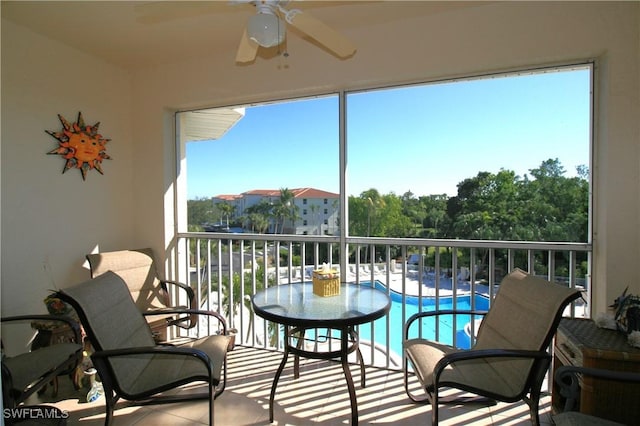 sunroom with ceiling fan