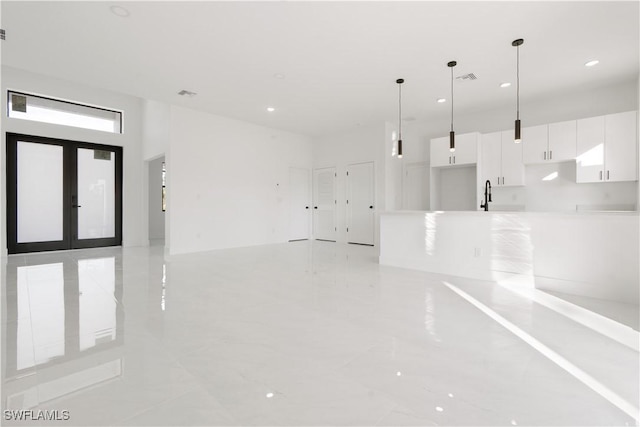 garage featuring recessed lighting, visible vents, and a sink