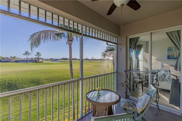 sunroom with ceiling fan