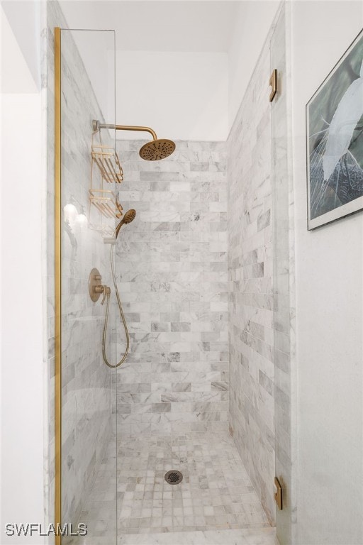 bathroom featuring a tile shower