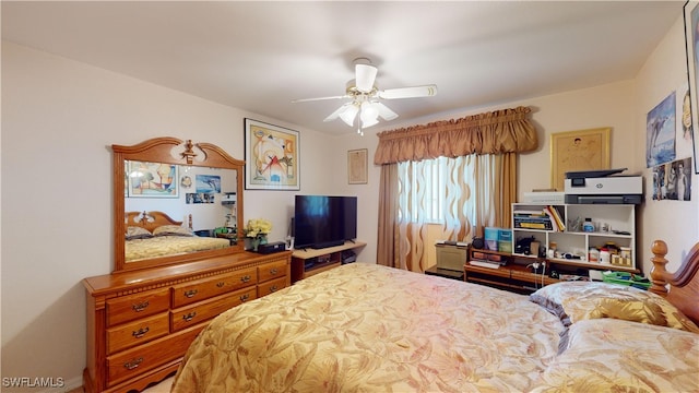 bedroom with ceiling fan