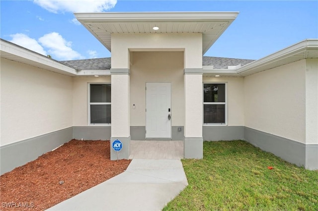 entrance to property featuring a yard