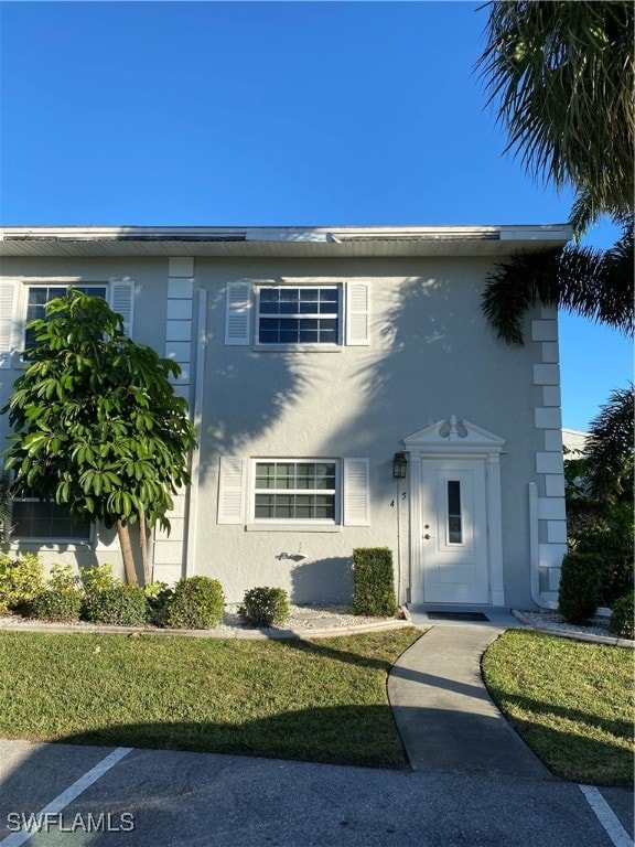 view of front of house featuring a front yard