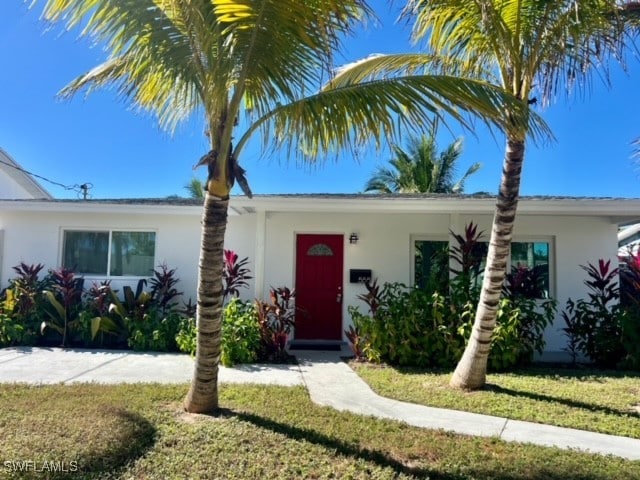 view of front facade with a front yard