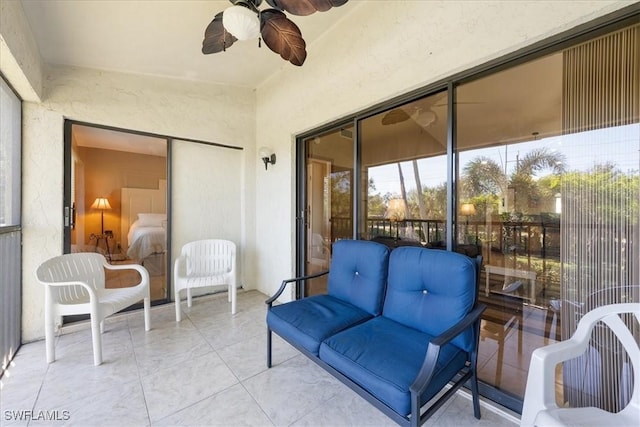 sunroom with ceiling fan