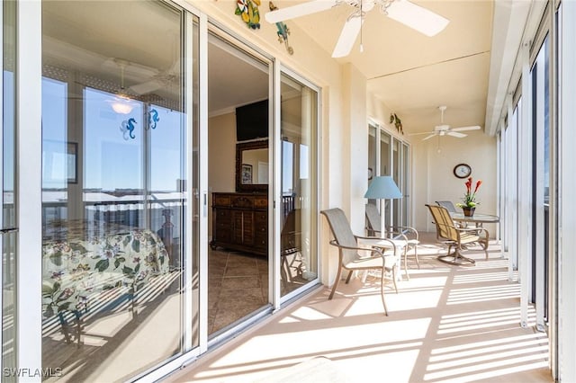 sunroom with ceiling fan