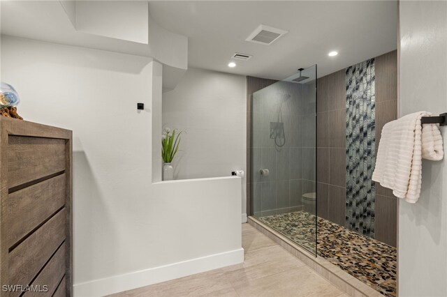 bathroom featuring tiled shower