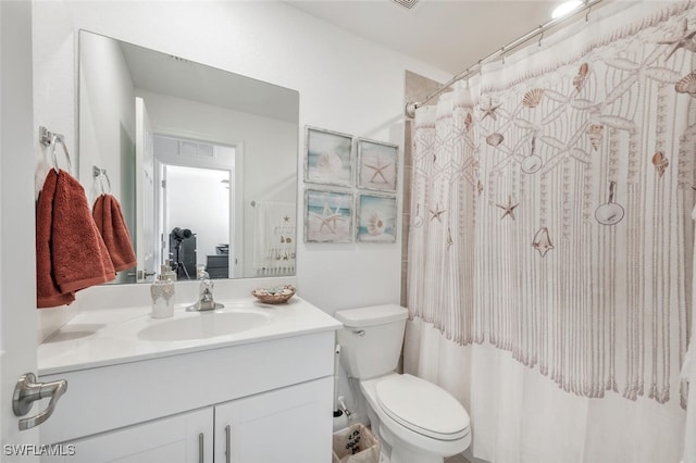 bathroom with a shower with shower curtain, vanity, and toilet