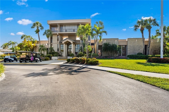 view of front of home featuring a front lawn