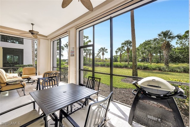 sunroom with ceiling fan