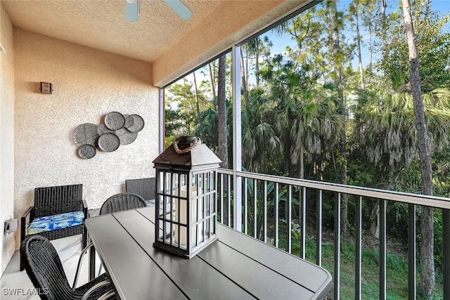 sunroom with ceiling fan