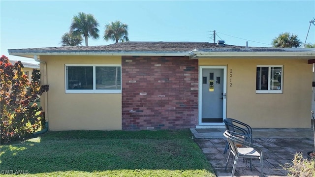 view of front of property featuring a front yard