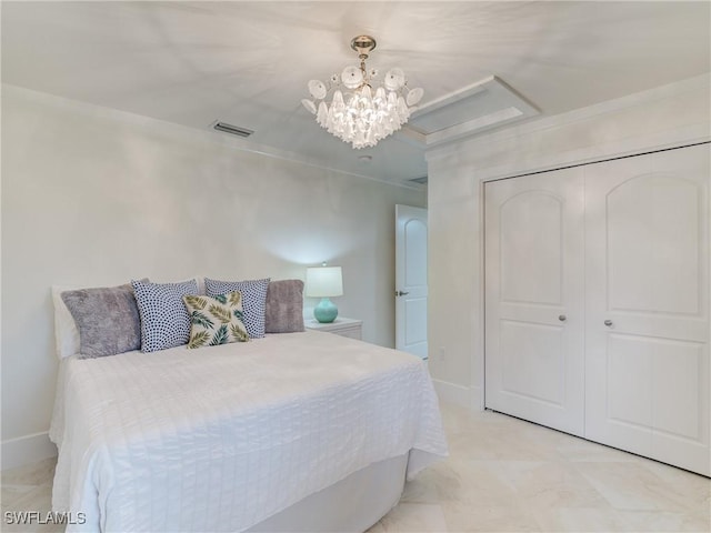 bedroom featuring an inviting chandelier, baseboards, visible vents, and a closet