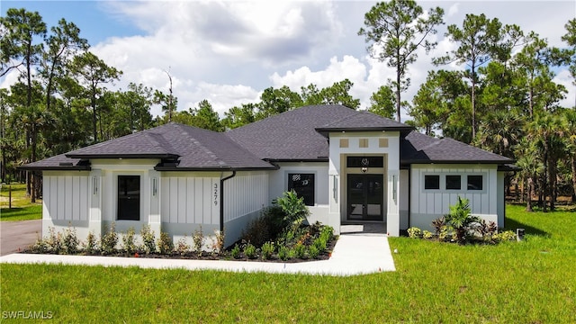 prairie-style home featuring a front lawn