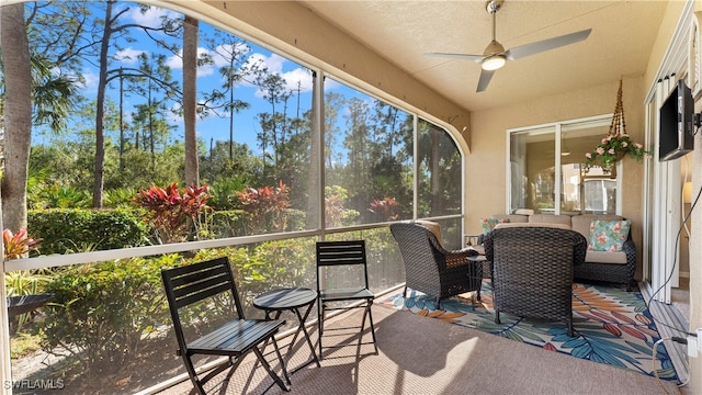 sunroom with ceiling fan