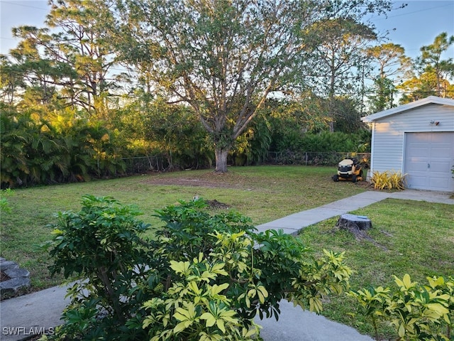 view of yard featuring an outbuilding