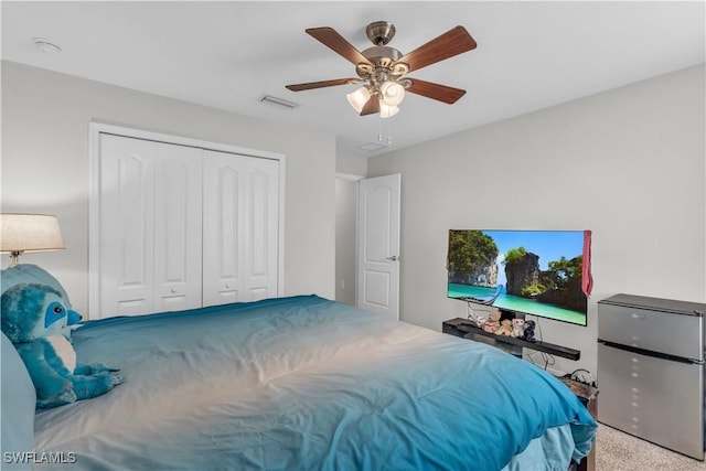 bedroom featuring carpet flooring, ceiling fan, and a closet