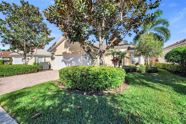 view of front of house featuring a front yard and a garage