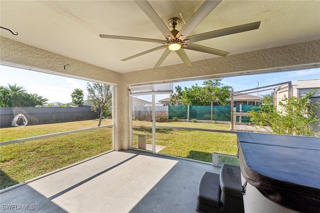 sunroom with ceiling fan