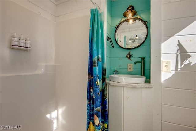 bathroom with a shower with curtain and vanity