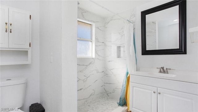 bathroom with a shower with shower curtain, vanity, and toilet