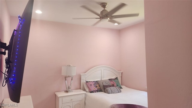 bedroom with ceiling fan