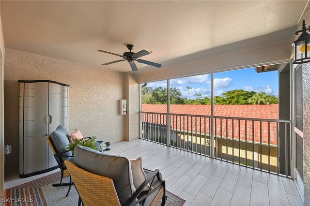 sunroom with ceiling fan