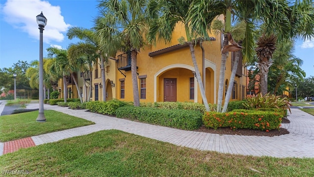 view of front of property with a front yard