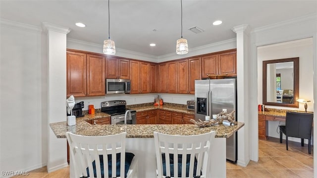 kitchen with kitchen peninsula, appliances with stainless steel finishes, a breakfast bar, and hanging light fixtures