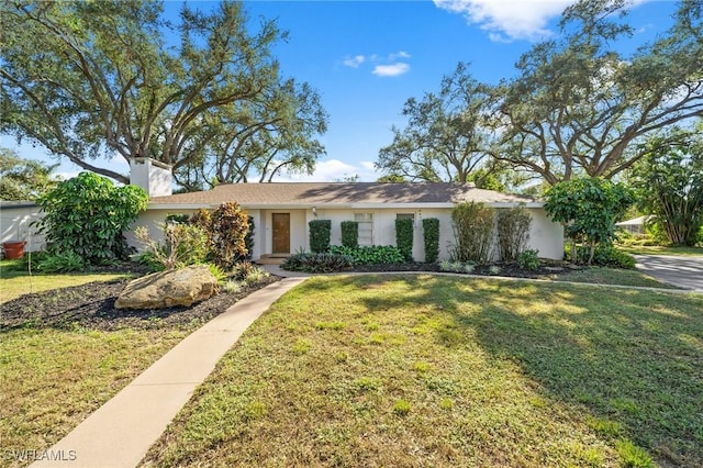 ranch-style home featuring a front lawn