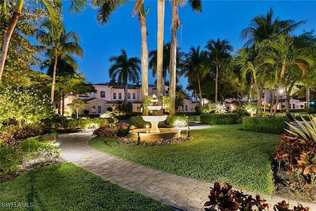 view of property's community featuring a lawn