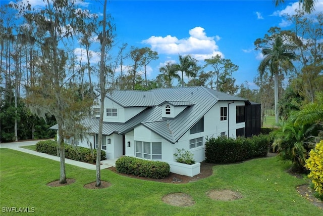 view of front of property featuring a front yard