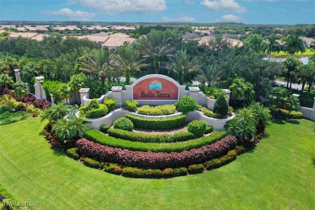 community sign featuring a yard