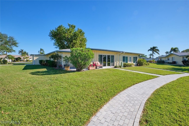 view of front of property featuring a front lawn