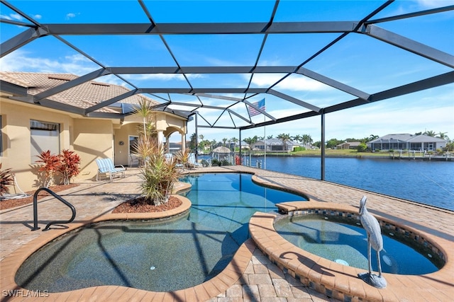 view of pool with an in ground hot tub, a water view, a patio area, and a lanai